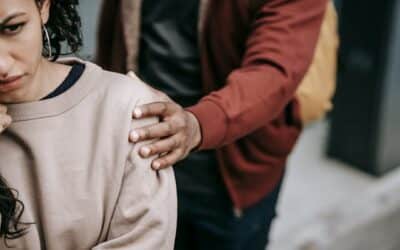 Il me garde sous le coude après la rupture